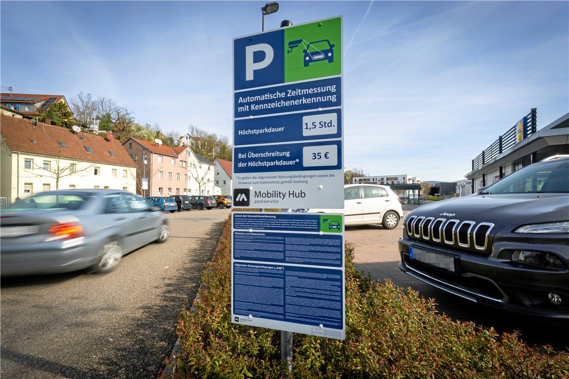 Lidl setzt beim Markt in der Gartenstraße seit vier Monaten auf ein kamerabasiertes System zum Erfassen der Parkzeit. Fotos: Alexander Becher