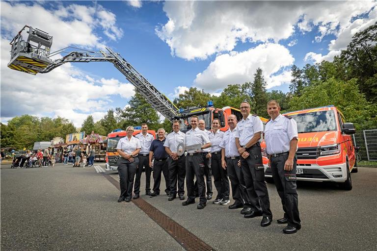 Liebend gerne nehmen die Feuerwehrleute den symbolischen Schlüssel für die neue Drehleiter entgegen. Foto: Alexander Becher