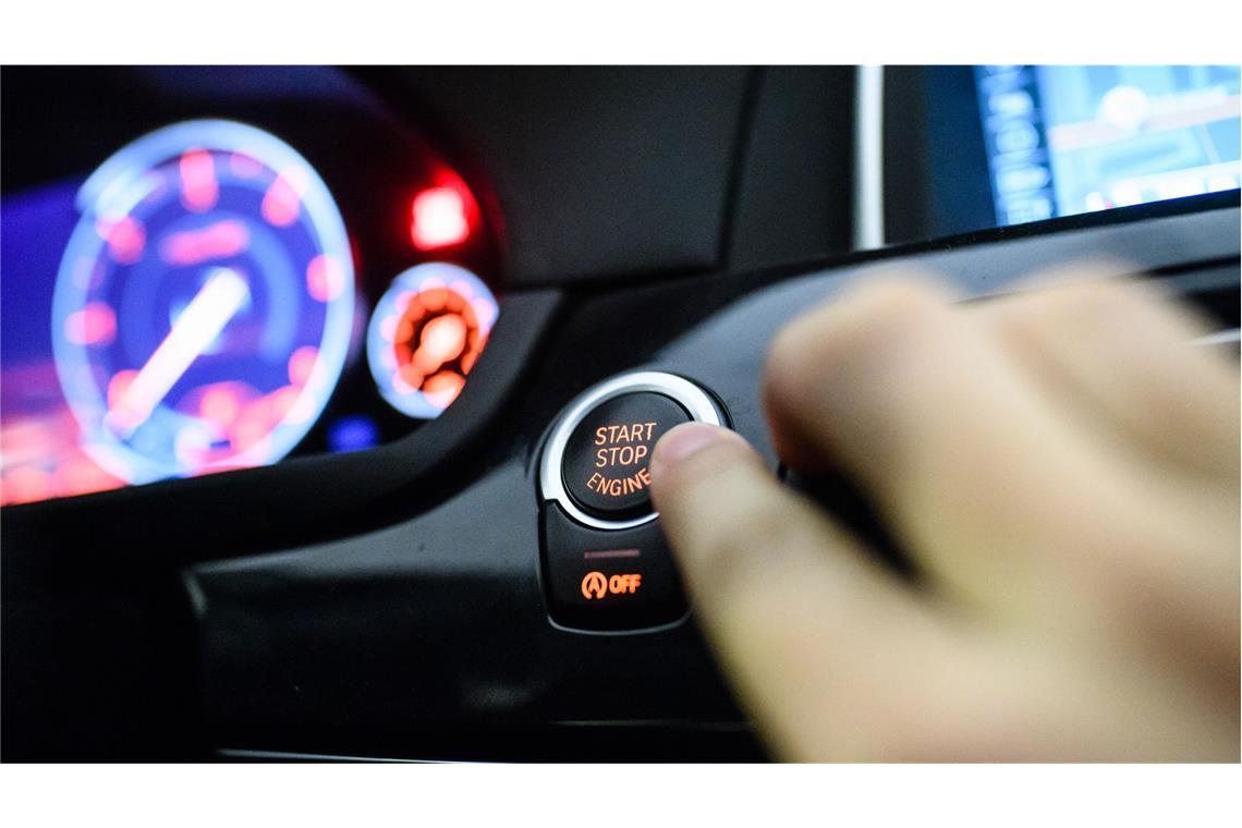 Lieber ausschalten. Den Motor im Stand laufen zu lassen, kostet oft unnöig Kraftstoff und ist in vielen Situationen auch verboten.