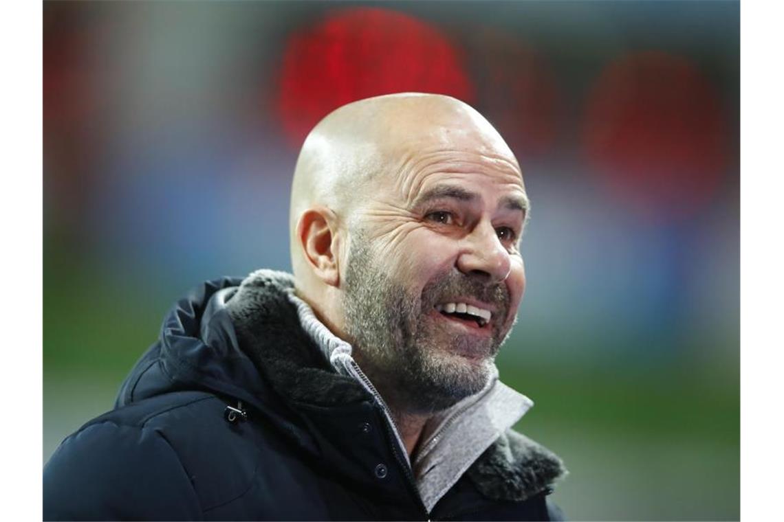„Lieber da als irgendwo anders“, sagt Leverkusens Trainer Peter Bosz über Tabellenplatz eins. Foto: Thilo Schmuelgen/Reuters/Pool/dpa
