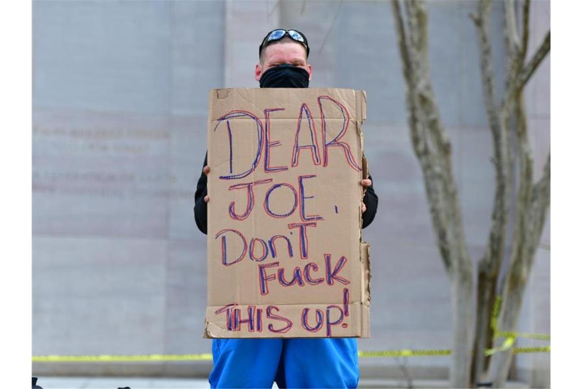 „Lieber Joe, versau das nicht!“ - Ein Demontrant hält ein Plakat auf der Black Lives Matter Plaza in Washington. Foto: Imagespace/imageSPACE via ZUMA Wire/dpa