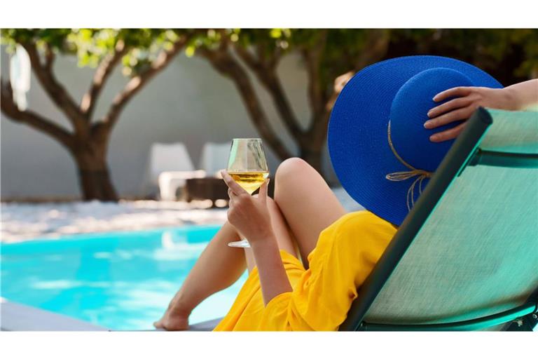 Lieber mit Drink am Pool im Luxus schwimmen, als mit dem Partner zuhause sitzen.