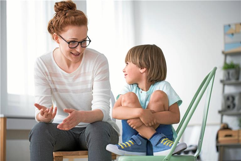 Liebevolle Zuwendung auf Augenhöhe ist wichtig. Es geht darum, die sozialen Grundbedürfnisse des Kindes zu erkennen und zu achten, seine Verhaltensweisen zu verstehen und so angemessen darauf zu reagieren. Foto: Adobe Stock/Photographee.eu