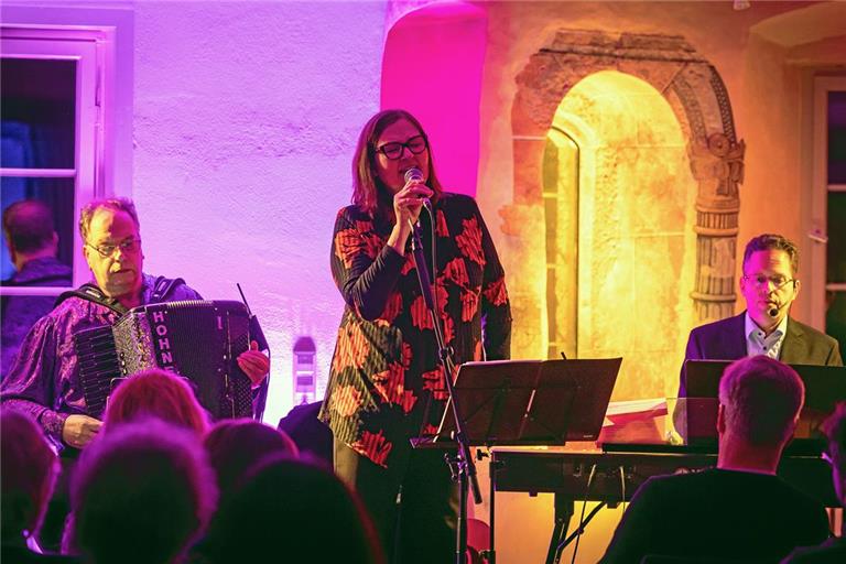 Lieder von Edith Piaf und Co. gibt es von dem Trio Chanson Surprise zu hören. Archivfoto: Alexander Becher