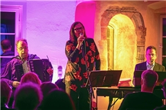 Lieder von Edith Piaf und Co. gibt es von dem Trio Chanson Surprise zu hören. Archivfoto: Alexander Becher
