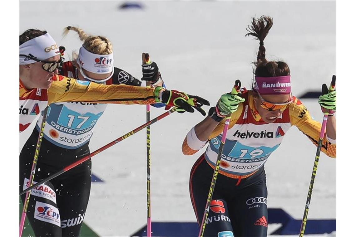 Deutsche Langläufer in Oberstdorf chancenlos Liefen beim WM-Teamsprint in die Top-10: Victoria Karl (l) und Sofie Krehl. Foto: Karl-Josef Hildenbrand/dpa