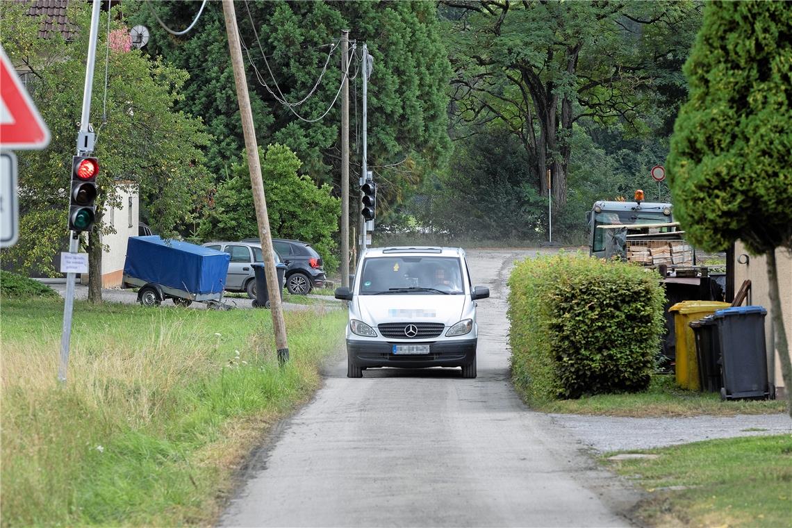 Lieferdienste fahren in Bartenbach durch die enge Durchfahrt und drehen auf dem Grundstück um– trotz roter Ampel. Foto: J. Fiedler