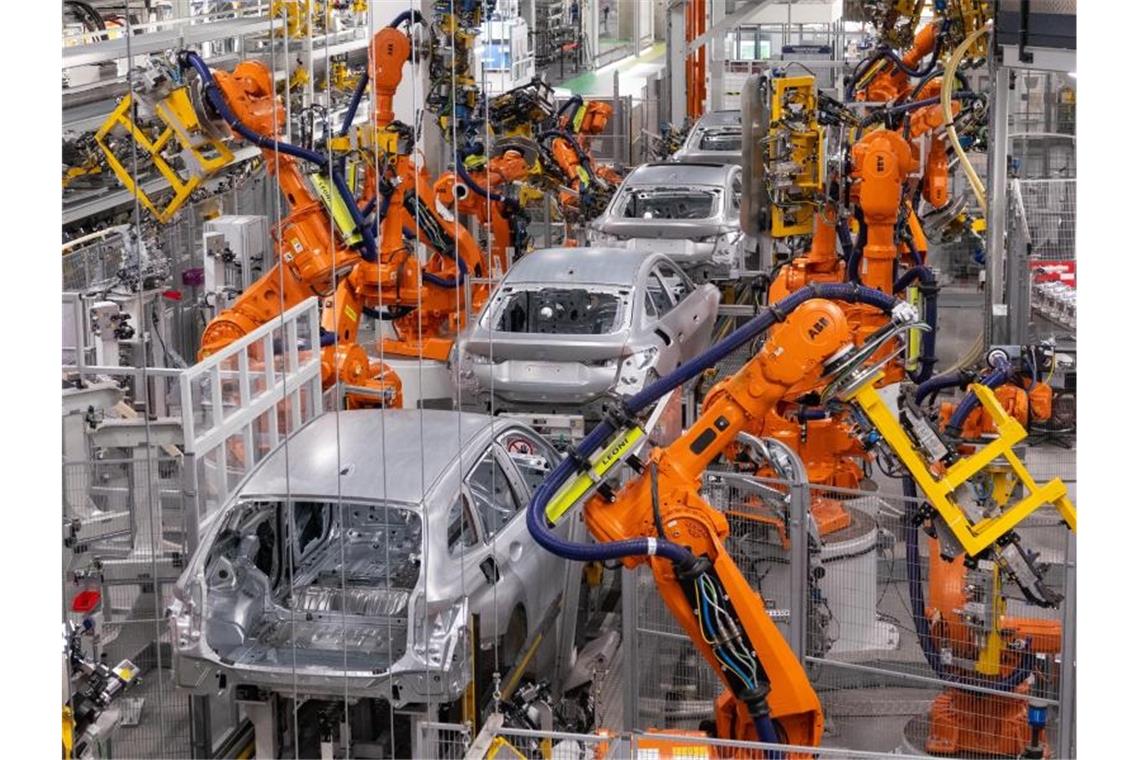 Mehr Corona-Fälle: Industrie rechnet mit schwierigem Winter Lieferengpässe, Kaufzurückhaltung und Corona: Die Industrie hat es in diesem Winter nicht leicht. Foto: Daniel Josling/dpa