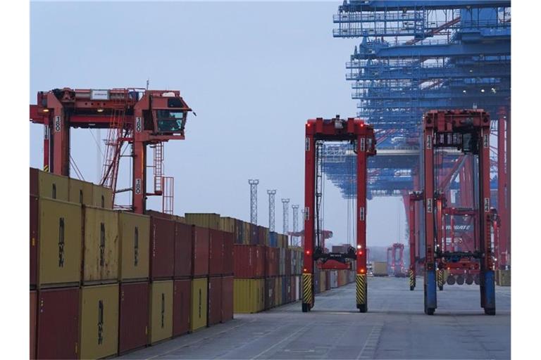 Lieferengpässe und die Corona-Infektionszahlen bremsen nach Einschätzung der Bundesbank die Wirtschaft in Deutschland zum Jahresende. Foto: Marcus Brandt/dpa