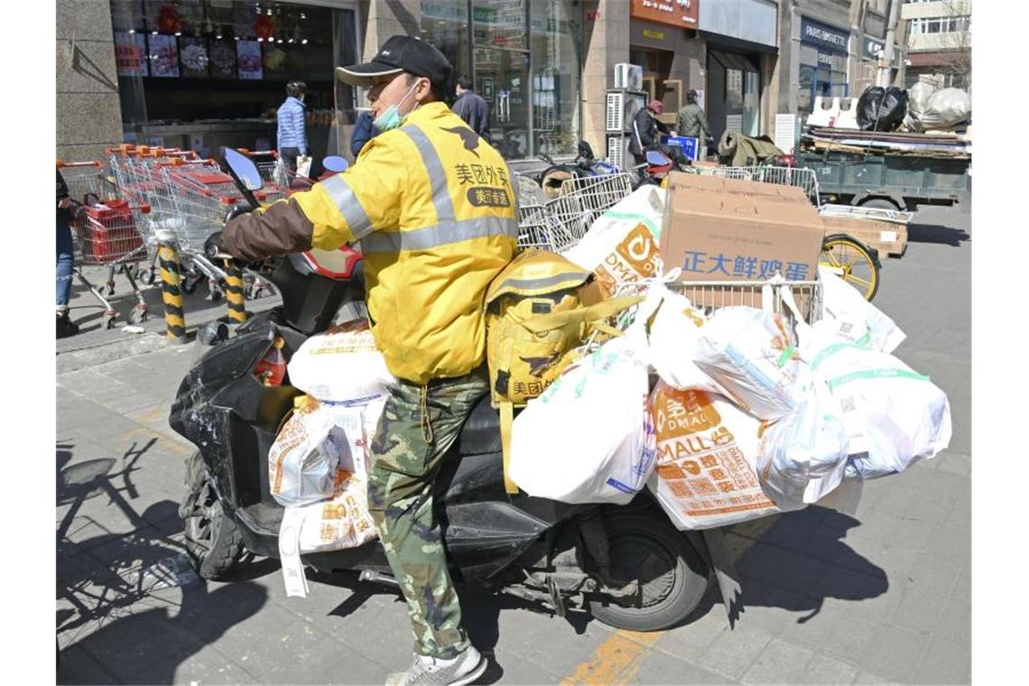 Lieferservice in Peking: Die Nachfrage nach online eingekauften Lebensmitteln ist aufgrund des Coronavirus hoch. Foto: -/kyodo/dpa