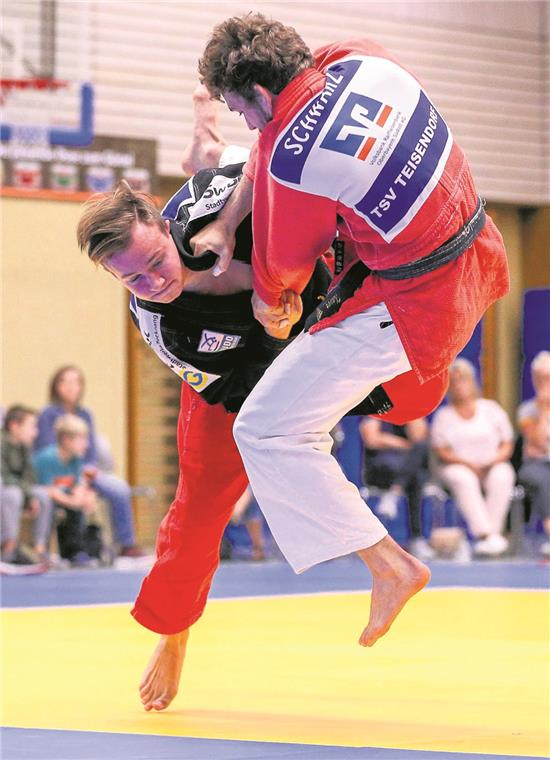 Lieferte sich mit Xaver Schwarz ein dynamisches und enges Duell: Marvin Kurz, der mit dem Erfolg im letzten Kampf des Tages den 9:5-Endstand für Backnang herstellte. Foto: A. Becher