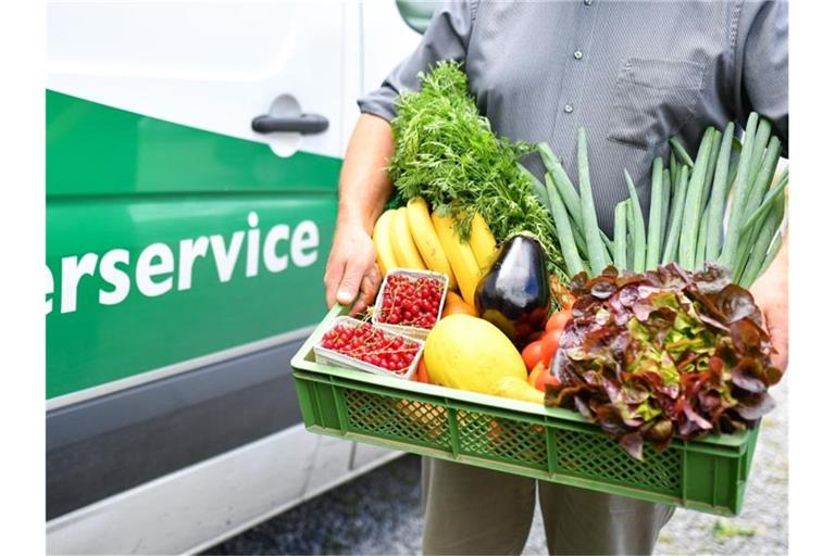 Lieferung einer „Bio-Kiste“ mit Gemüse und Obst aus biologischem Anbau. Foto: picture alliance / dpa