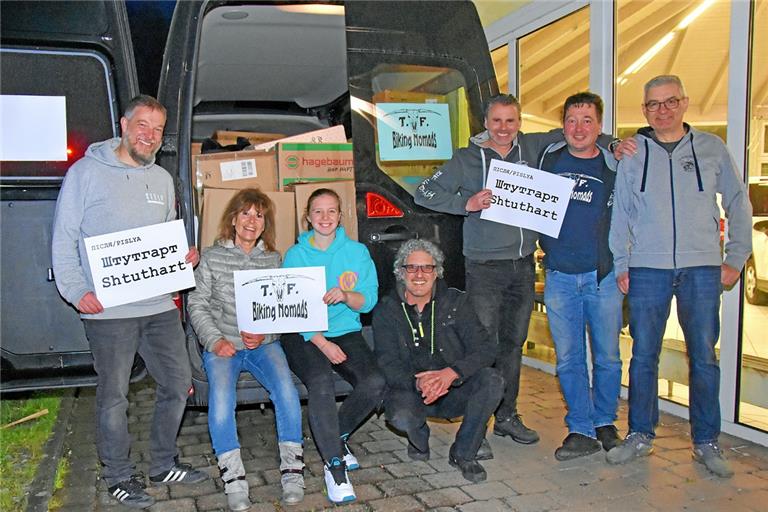 Lieferung in die Ukraine: Die Mitglieder des Motorradklubs „Biking Nomads“ (von links) Sven Semet, Anette Haug, Annika Gommel, Matthias Hepper, Michael Kraft, Stephan Gerngroß und Christian Breitling bringen Hilfsgüter an die polnisch-ukrainische Grenze und wollen auf dem Rückweg 13 Menschen aus der Ukraine nach Deutschland mitnehmen. Foto: T. Sellmaier