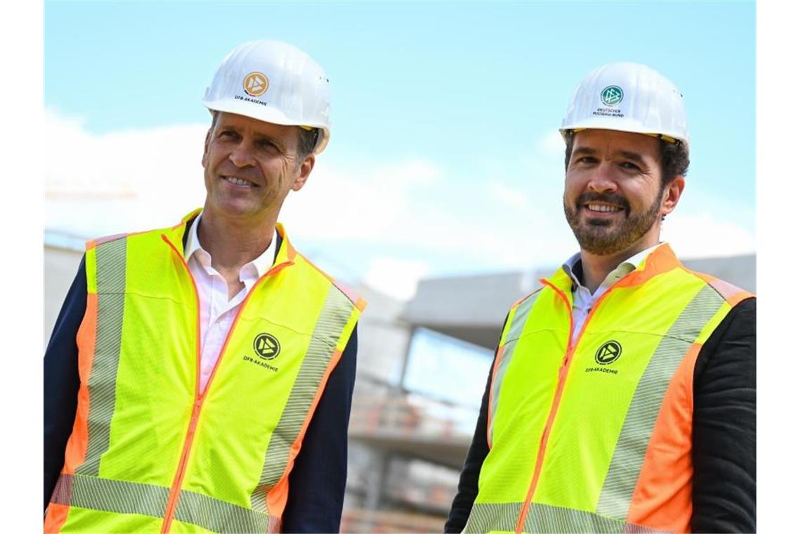 Bierhoffs Plädoyer für Länderspiele Liegen beim Bau der DFB-Akademie im Plan: DFB-Direktor Oliver Bierhoff (l) und Generalsekretär Friedrich Curtius. Foto: Arne Dedert/dpa