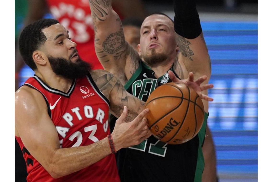 Liegt mit Boston gegen Toronto wieder vorne: Daniel Theis (r). Foto: Mark J. Terrill/AP/dpa