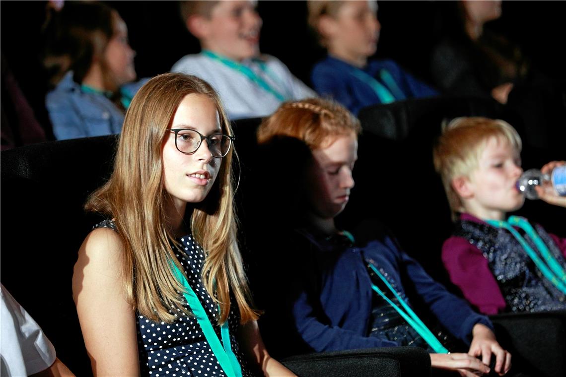 Und der Goldene Spatz geht an... Lieselotte Rückert aus Auenwald während einer Filmvorführung zum Goldenen Spatz mit anderen Kinderjuroren. Foto: Pressestelle Goldener Spatz
