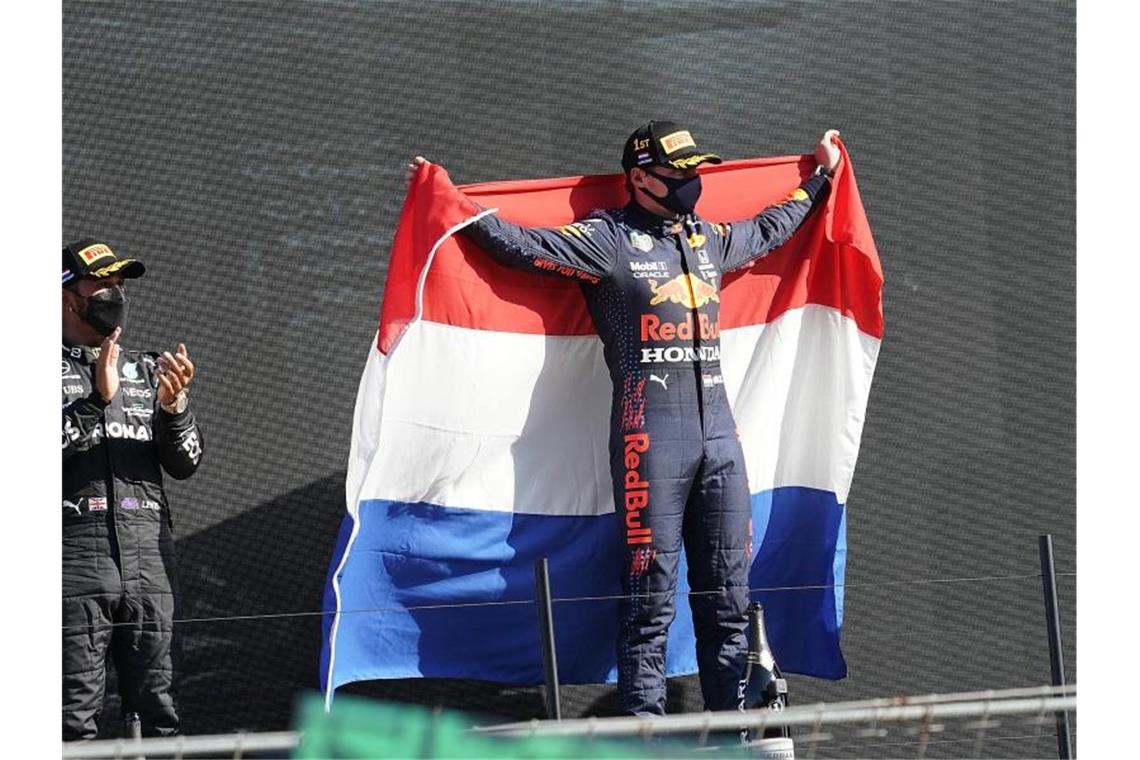 Ließ bei seinem Heimspiel in Zandvoort Weltmeister Lewis Hamilton (l) hinter sich: Max Verstappen. Foto: Hasan Bratic/dpa