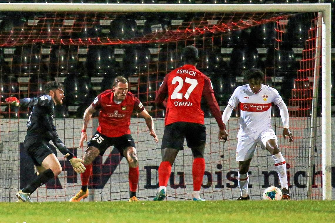 Ließ  mit dem VfB die Aspacher Fußballer in der ersten Halbzeit ziemlich alt aussehen: Mohamed Sankoh (rechts). Foto: A. Becher