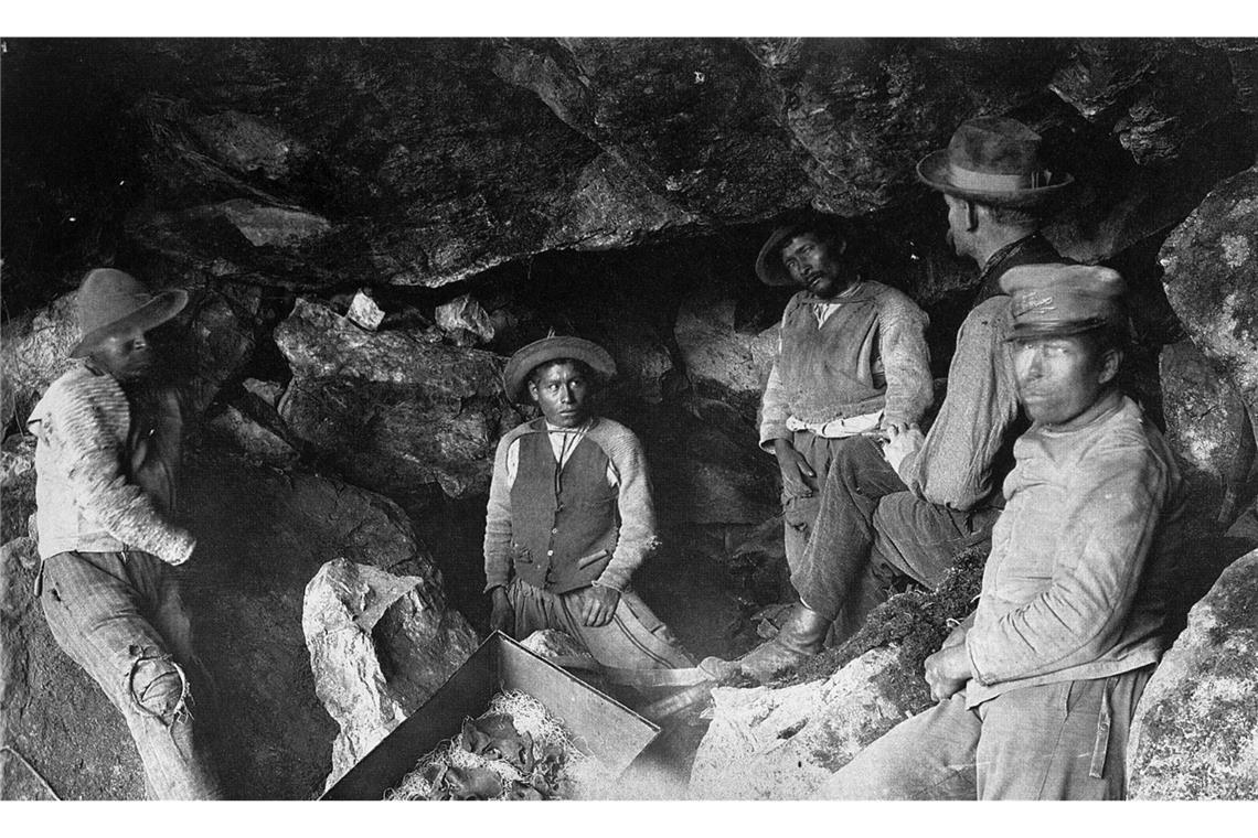 Lieutenant Tomas Sotomayor, Dr. George F. Eaton von der Yale Peruvian Expedition, und peruanische Arbeite sind während der Freilegung der Grabkammer Nummer 11 in Machu Picchu im Jahr 1912 zu sehen.