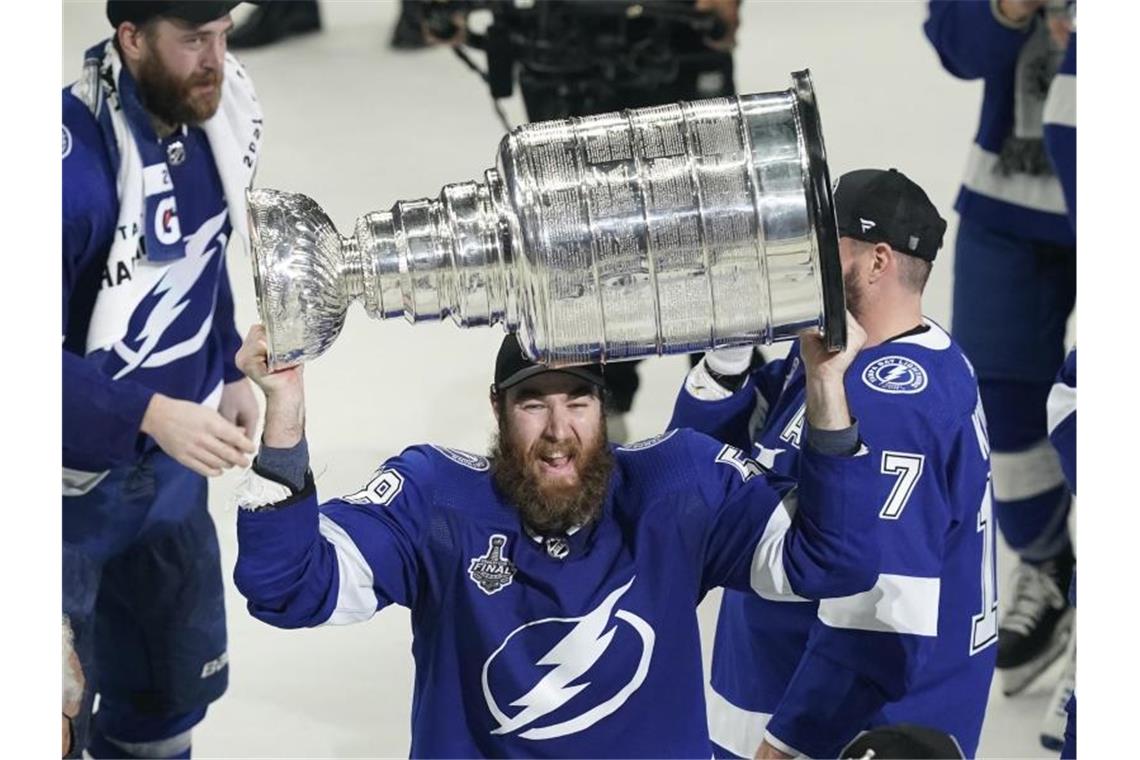 NHL: Tampa Bay Lightning holen den Stanley Cup Lightning-Verteidiger David Savard jubelt mit dem Stanley Cup. Foto: Gerry Broome/AP/dpa