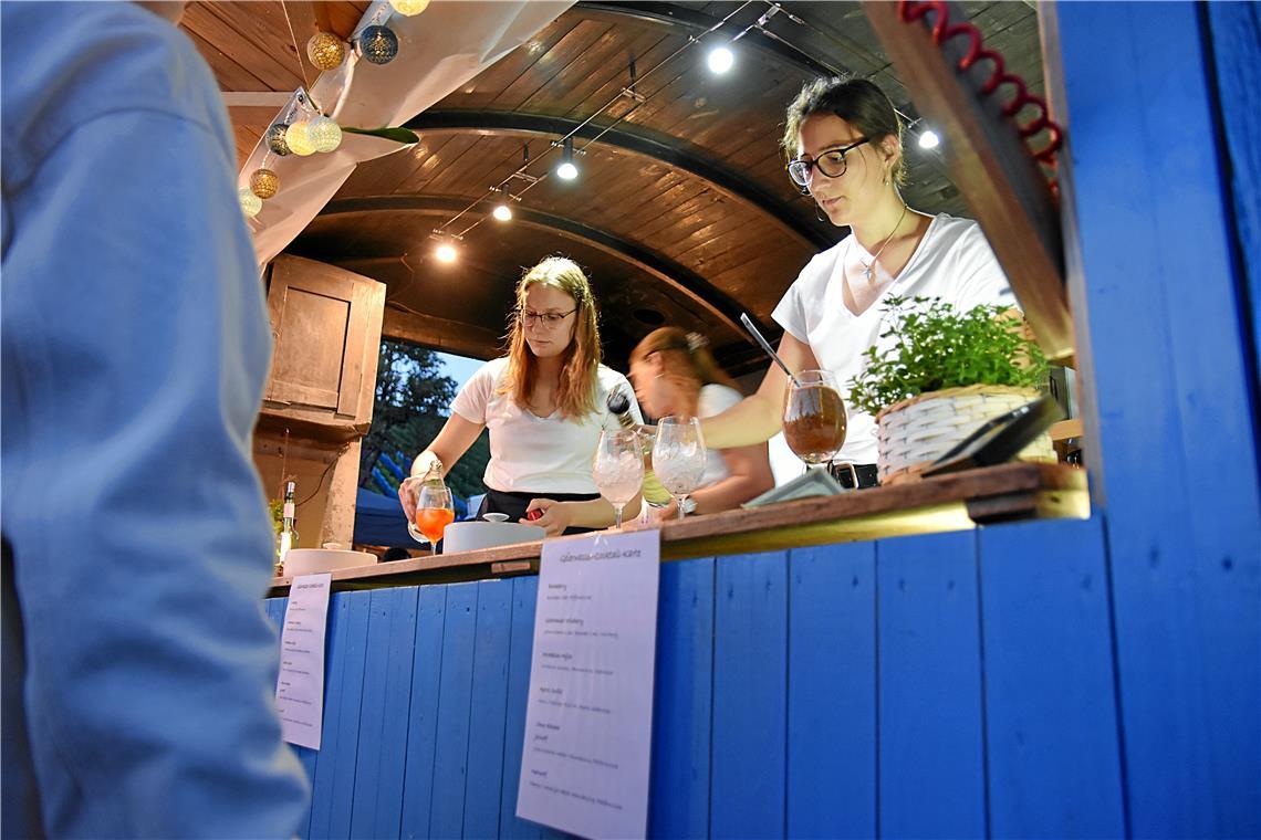 Liköre und Cocktails mit und ohne Alkohol wurde am Stand Geierwasser ausgeschenk...