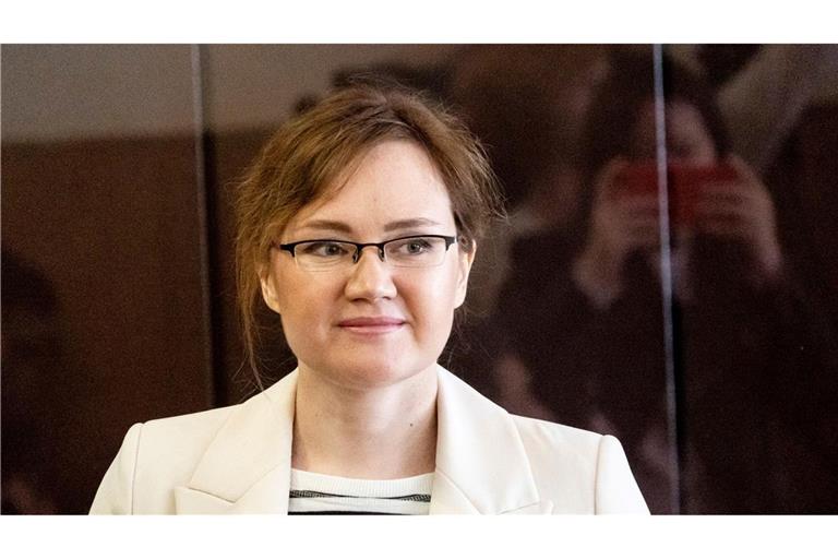 Lilia Tschanyschewa steht während einer Anhörung im Juni 2023 in einem Gerichtssaal des Kirowski Bezirksgerichts.