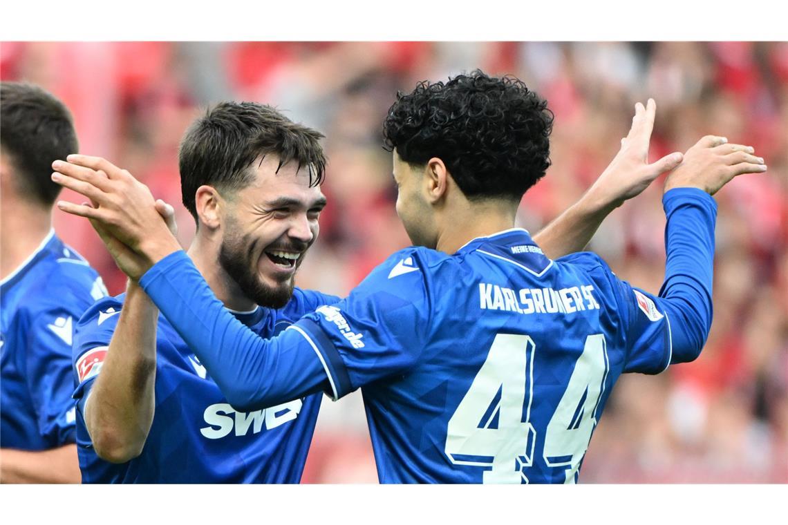 Ex-VfB-Talent Egloff trifft bei KSC-Niederlage gegen FCK Lilian Egloff bejubelt seinen Treffer zum 2:2 mit Vorlagengeber Laghrissi.
