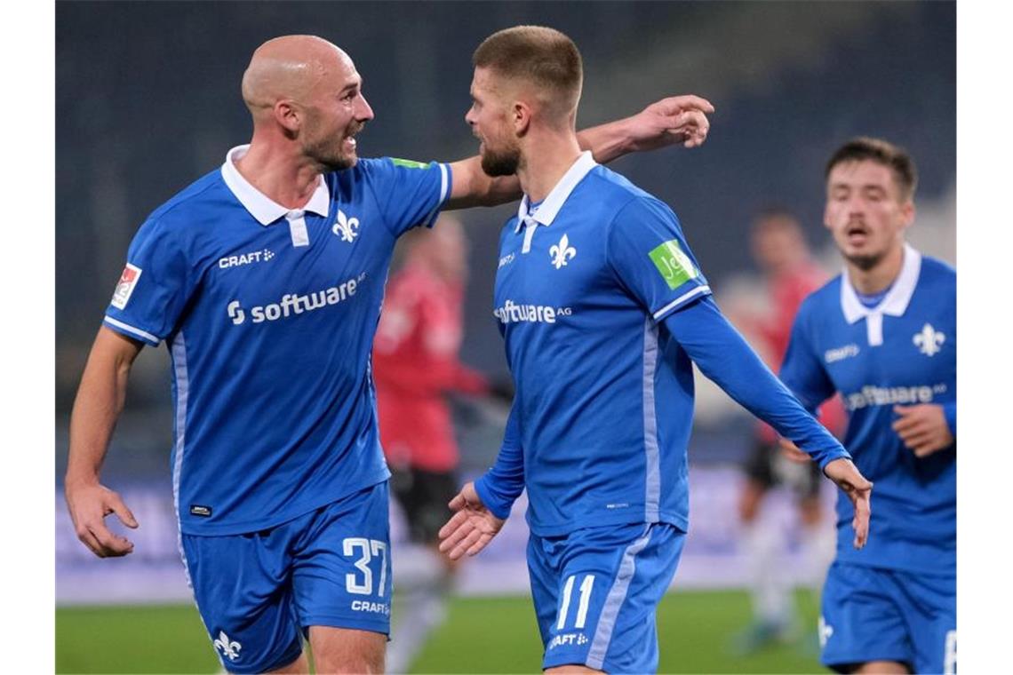 Lilien-Torschütze Tobias Kempe (M) stellte die Weichen auf Darmstadt-Sieg in Hannover. Foto: Peter Steffen/dpa