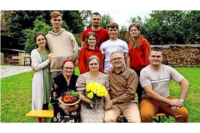 Liliya Klassen (vorne, 2. von links) mit ihrem Mann, ihrer Mutter und ihren Kindern
