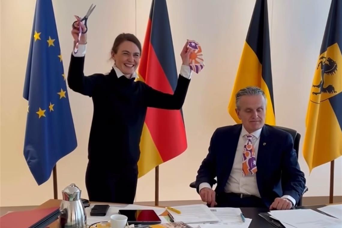 Närrischer Anschlag auf Frank Noppers Straßenfest-Krawatte Lilli Berghaus triumphiert; die Straßenfest-Krawatte ist futsch. Screenshot: Instagram