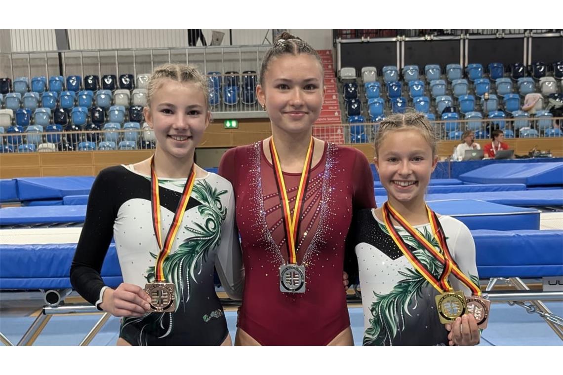 Lillien Scheibler, Valeria Limonova und Lina Mühlbauer (von links) zeigen stolz ihre Medaillen.