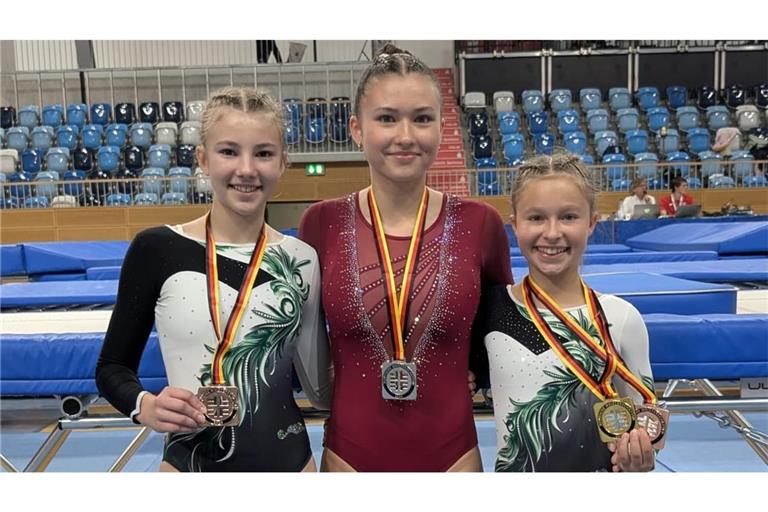 Lillien Scheibler, Valeria Limonova und Lina Mühlbauer (von links) zeigen stolz ihre Medaillen.