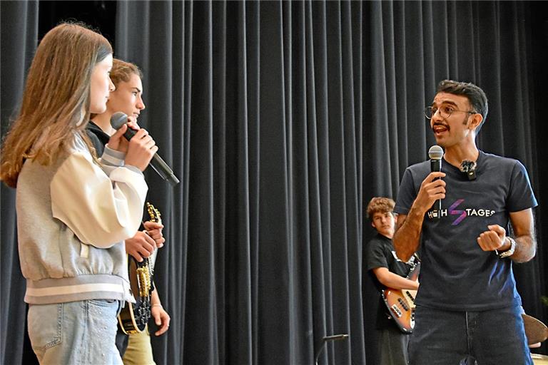 Lilly Becker (links) hört genau zu, wenn Coach Yahya Saeed (rechts) ihr im Bürgerhaus Tipps für den großen Auftritt gibt. Foto: Tobias Sellmaier
