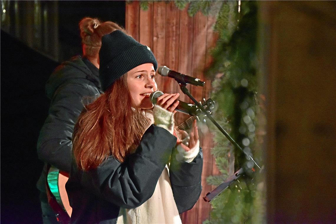 Lilly singt auf der Waldbühne Weihnachtslieder. Weihnachtsmarkt in Backnang 2025...