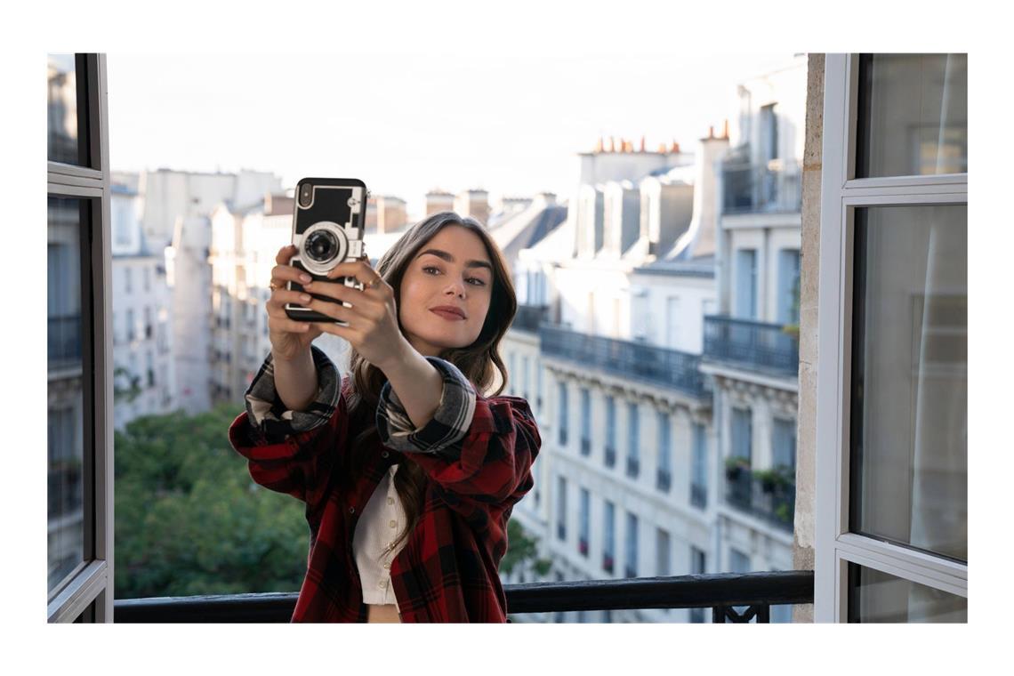 Das Architektenhaus ist jetzt TV-Star Lily Collins als Titelfigur der Serie „Emily in Paris“, die in dieser Szene vor allem an sich interessiert scheint. Seit 2020 spielt sie in der Netflix-Serie „Emily in Paris“ die Hauptrolle – neben der architektonischen Superdiva namens Paris.