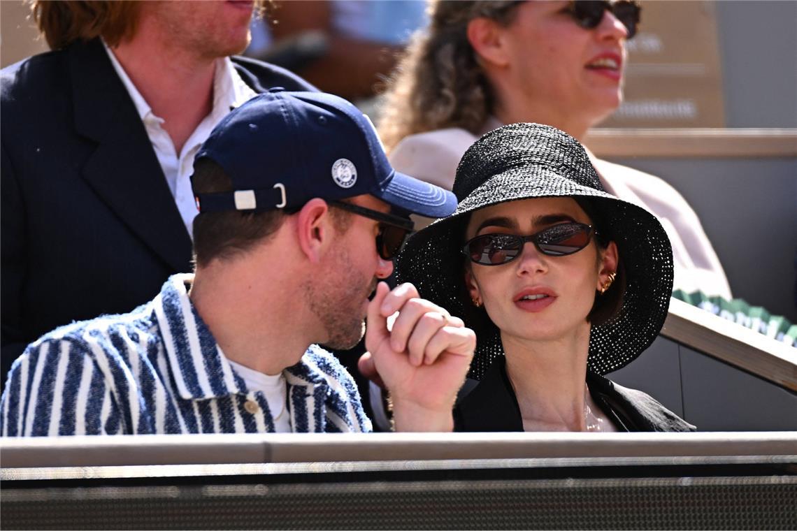 Lily Collins und ihr Ehemann Charlie McDowell verfolgen das French-Open-Finale von der Tribüne des Court Philippe-Chatrier aus.