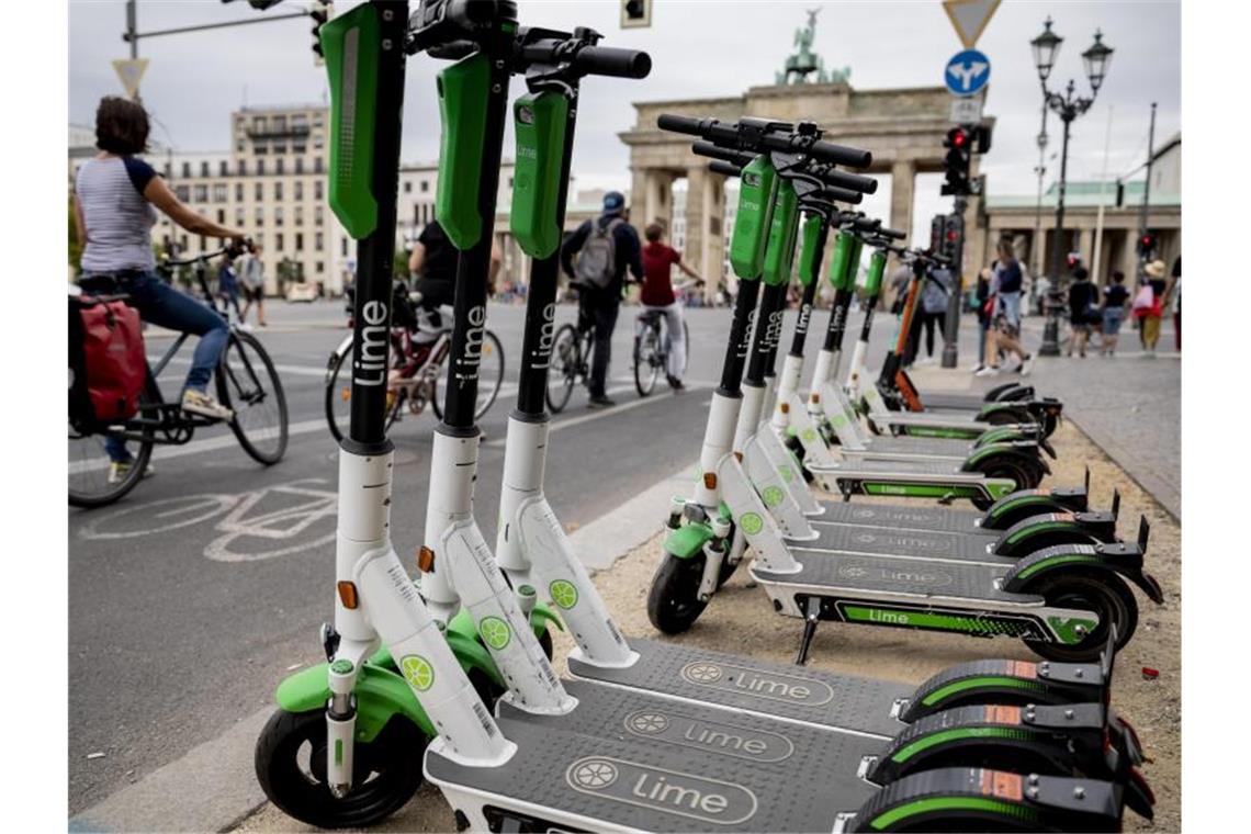Tretroller-Verleih Lime in Deutschland profitabel Lime begann in Deutschland am 18. Juni und hat seine Flotte seither nach eigenen Angaben auf mehr als 25.000 E-Scooter ausgebaut. Foto: Christoph Soeder/dpa