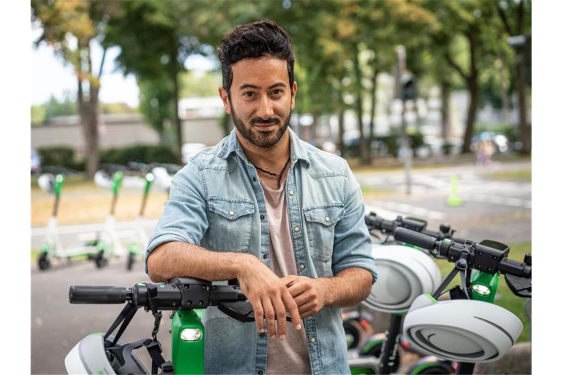 Lime-Chef: Deutschland braucht neue E-Scooter-Infrastruktur Lime-Deutschland-Chef Jashar Seyfi: „Es ist einfach eine wahnsinnige Masse an Unternehmen, die gerade versuchen, in diesem Scooter-Business mitzumischen.“. Foto: Frank Rumpenhorst/dpa