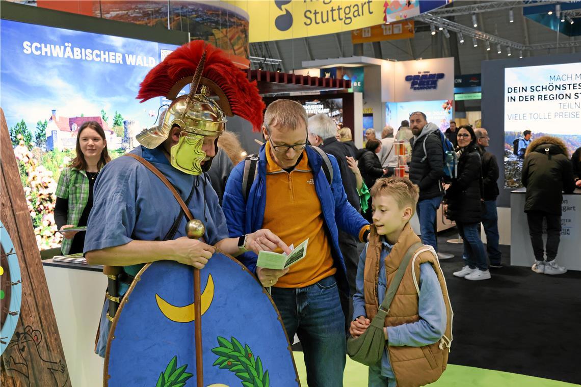 Schwäbischer Wald setzt auf Vielfalt und Qualität Limes-Cicerone Hartmut Frey informiert große und kleine Gäste in stattlicher Montur. Fotos: Gabriel Habermann