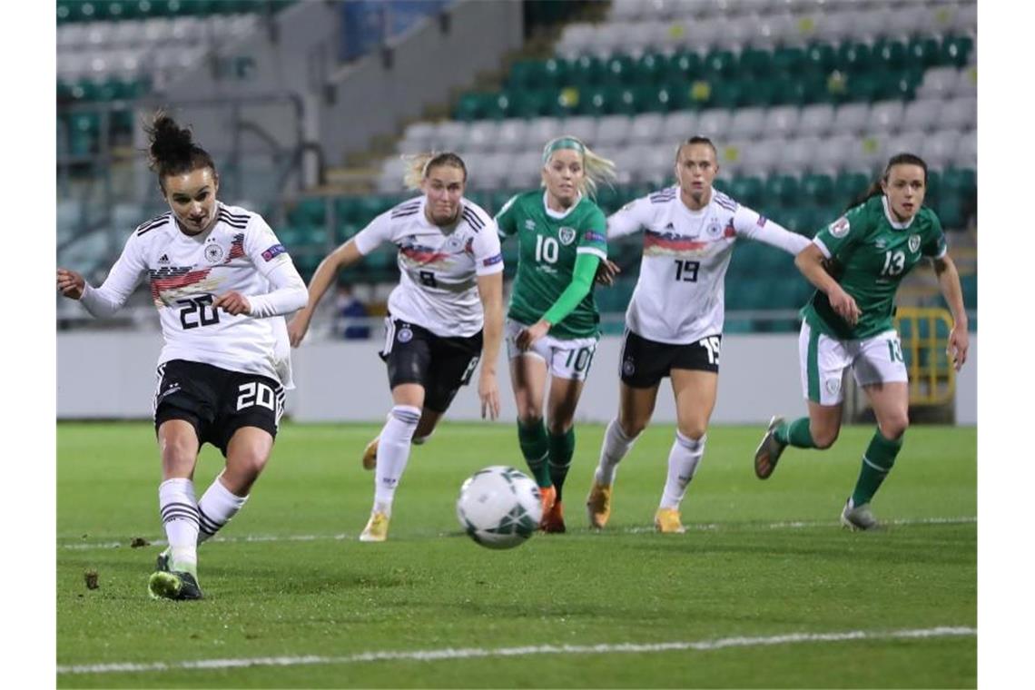 Lina Magull erzielt das 1:0 gegen Irland per Elfmeter. Foto: Niall Carson/PA Wire/dpa