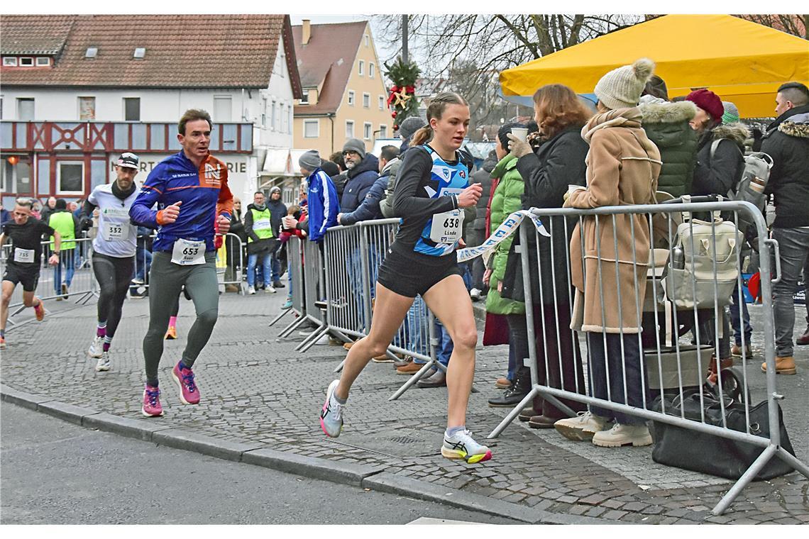 Linda Grau (Rechberghausen) gewinnt bei den Frauen den 10 km-Lauf. Silvesterlauf...
