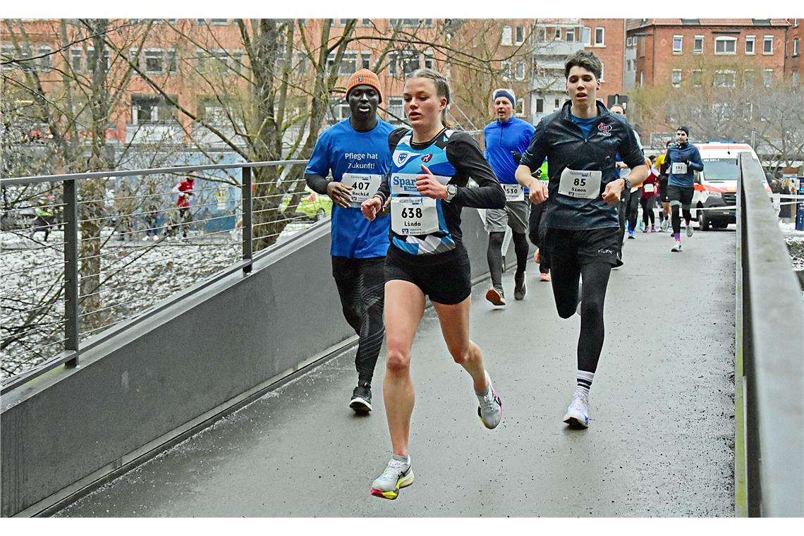 Linda Grau (Rechberghausen) gewinnt bei den Frauen den 10 km-Lauf. Silvesterlauf...