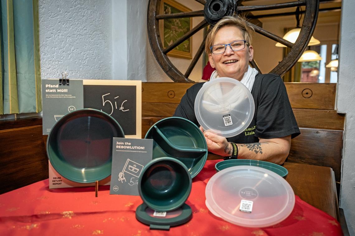 Mehrwegpflicht: verschiedene Lösungen im Rems-Murr-Kreis Linda Maier vom Gasthaus Löwen in Nassach ist begeistert und überzeugt von den Rebowls. Foto: Alexander Becher
