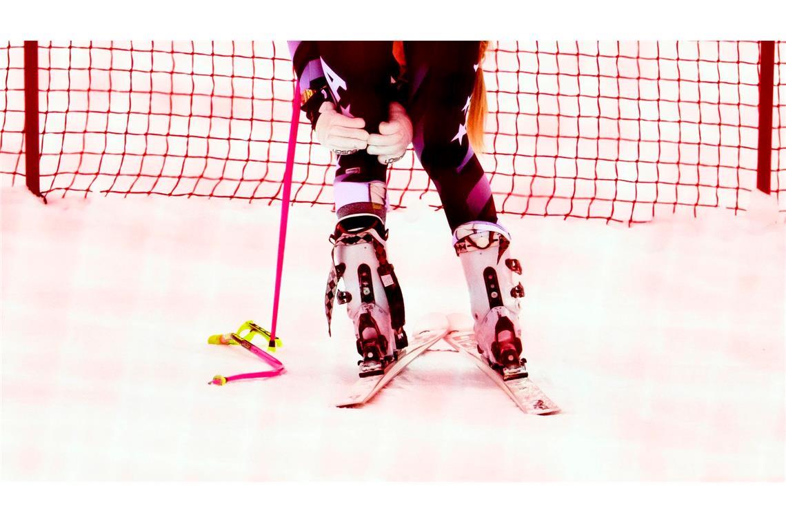 Lindsey Vonn hält sich nach ihrem Sturz in Crans-Montana das linke Knie.