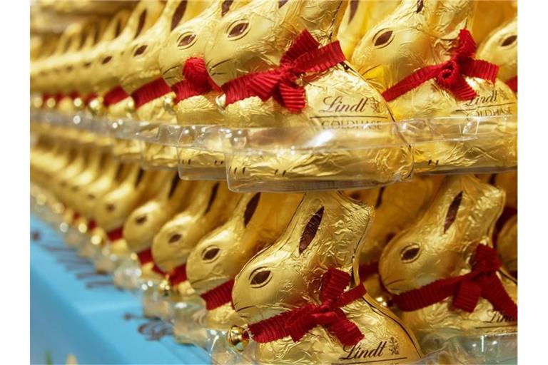 Lindt-Goldhasen stehen in einem Geschäft. Foto: Amelie Sachs/dpa/Archivbild