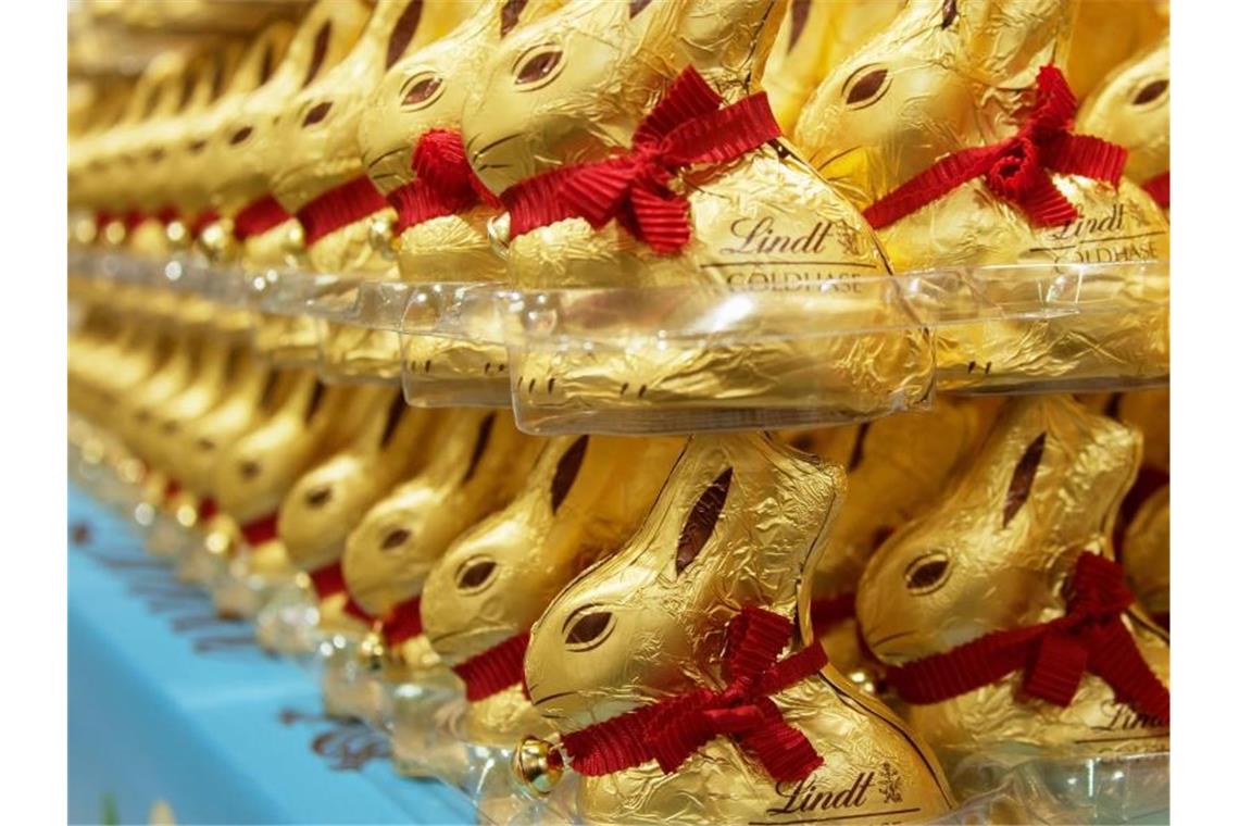 Gewinnsprung bei Lindt & Sprüngli Lindt-Goldhasen stehen in einem Geschäft. Foto: Amelie Sachs/dpa