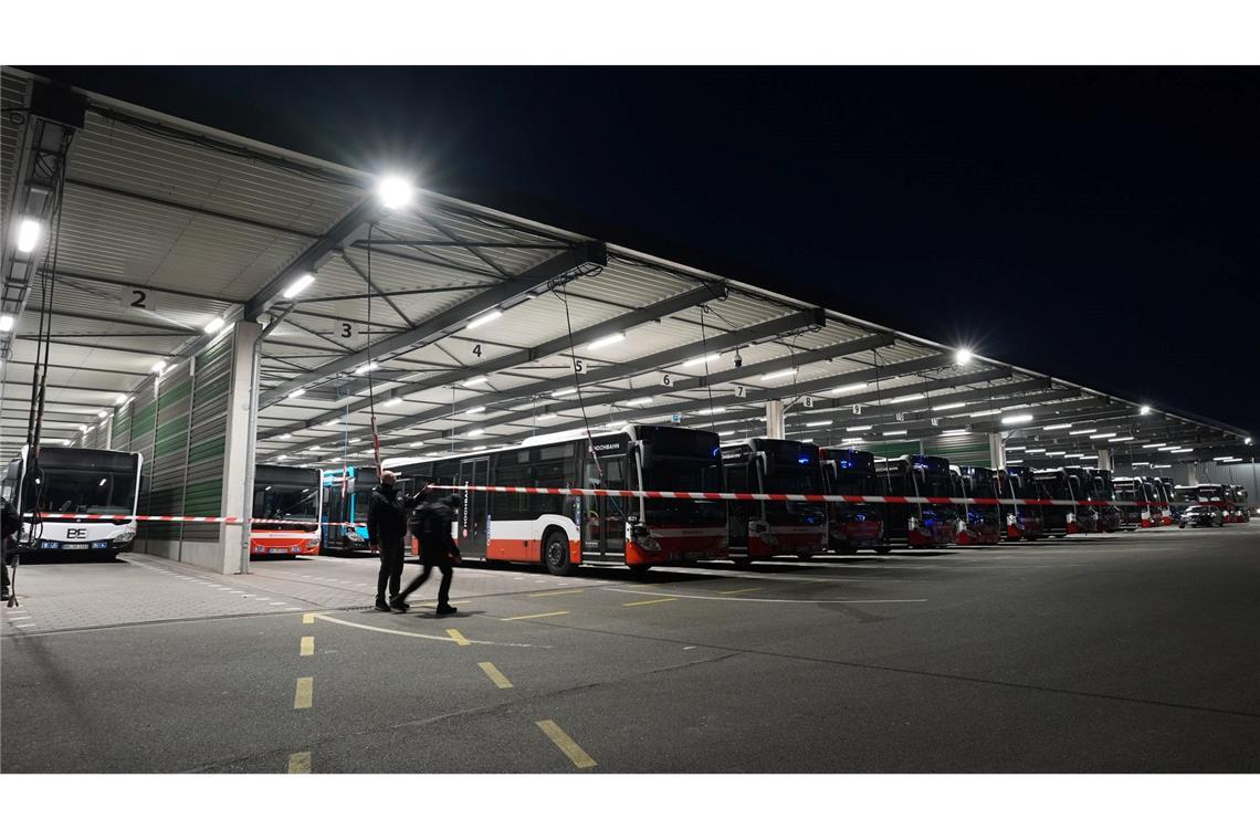 Linienbusse der Hamburger Hochbahn AG stehen auf dem Busbetriebshof Langenfelde.
