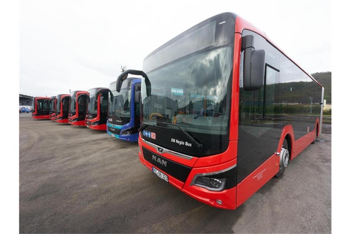 Bus-Tarifkonflikt verschärft sich: Erneute Streiks Linienbusse stehen auf dem Betriebshof. Foto: Thomas Frey/dpa/Archivbild