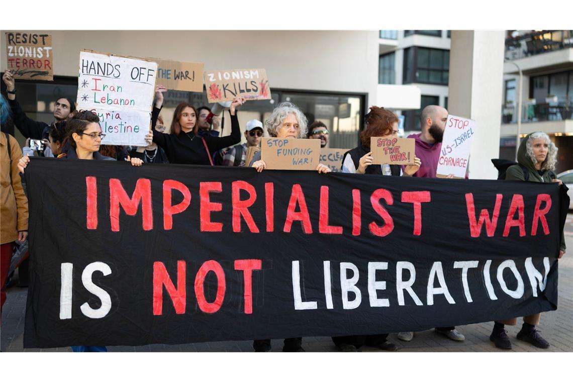 Linke Aktivisten protestieren vor dem US-Konsulat in Tel Aviv gegen den Iran-Krieg.