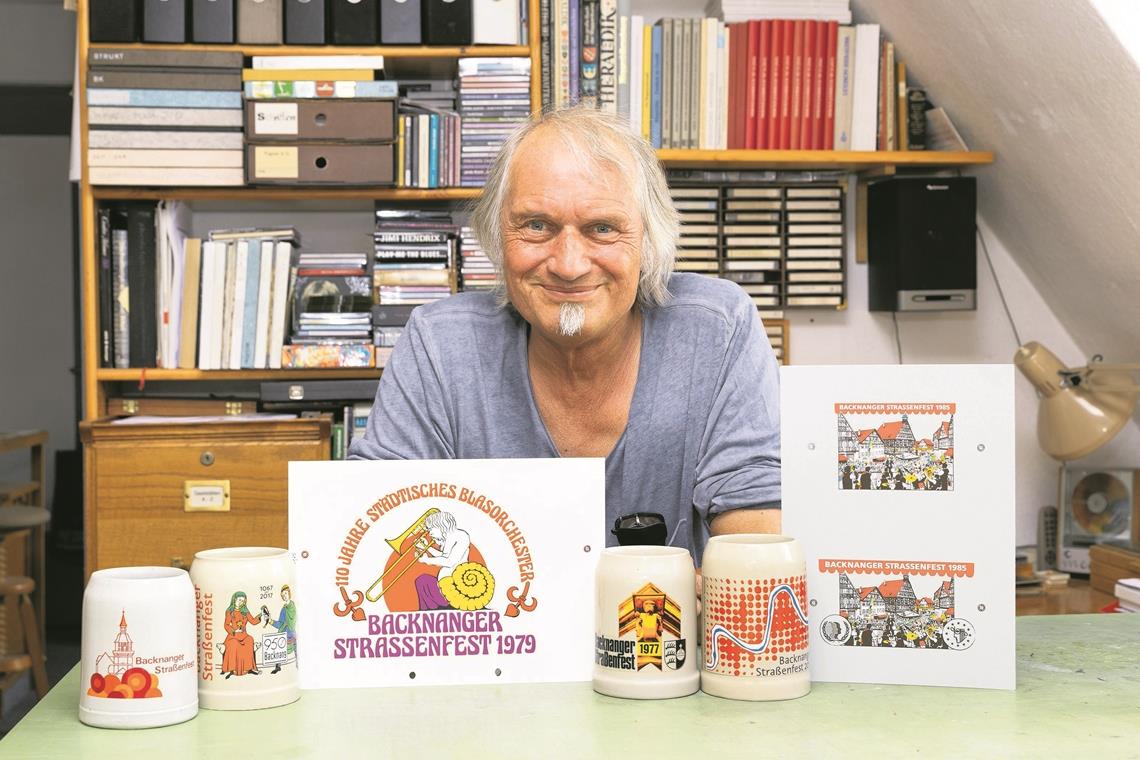 Nach dem Fest waren alle Krüge weg Links der erste Krug von 1973 ohne Jahreszahl und der Krug 2017, die beiden Exemplare rechts gingen nie in die Produktion. Wenn Hellmut G. Bomm über die Entstehung der Motive für die Straßenfestkrüge erzählt, tun sich ungeahnte Geschichten auf. Foto: J. Fiedler